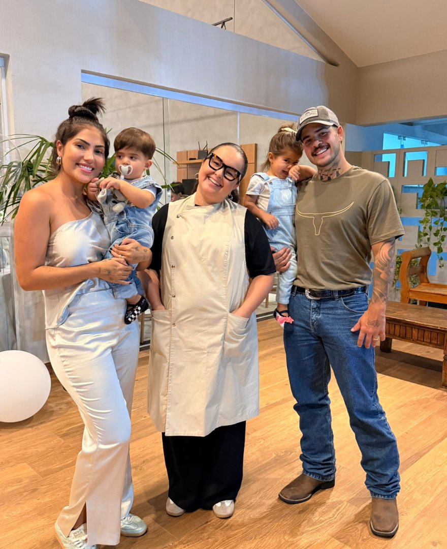 Família feliz com a Val