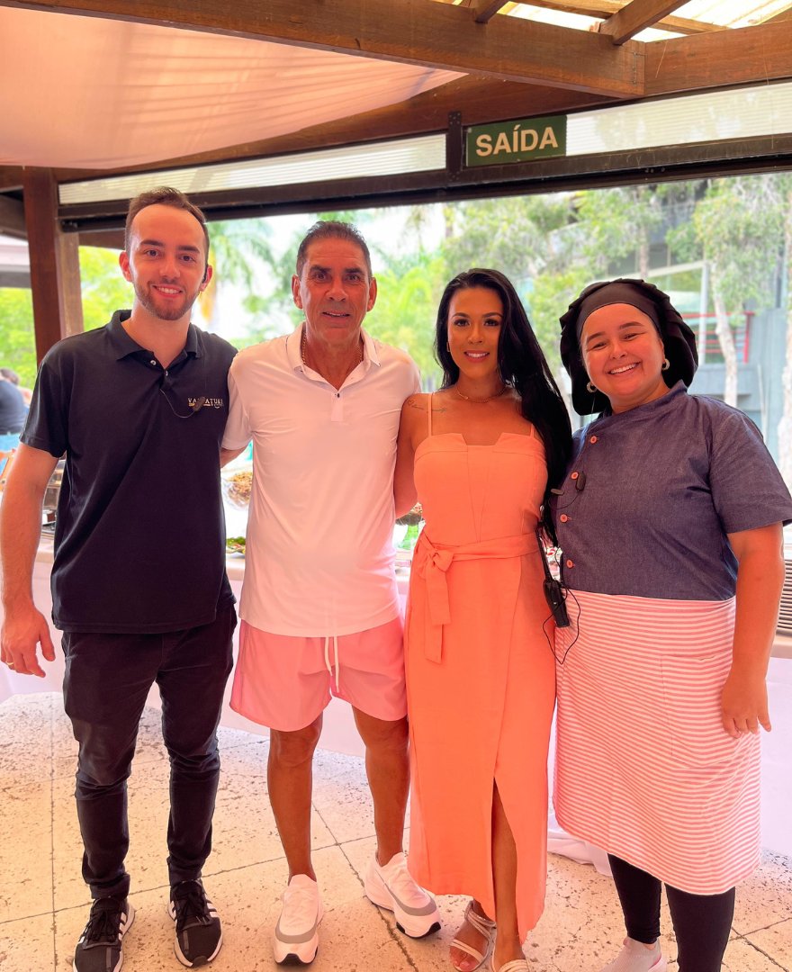 Equipe Buffet da Val com clientes